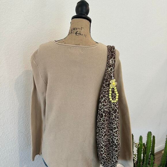 Vintage Tan long sleeve sweater with cute pocket mother of pearl button detail - Picture 5 of 8
